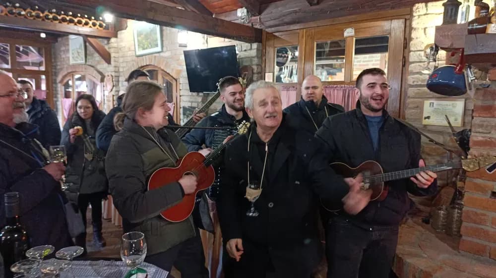 Vinobus Radio Slavonije krenuo na jubilarnu 20. vinsku rutu