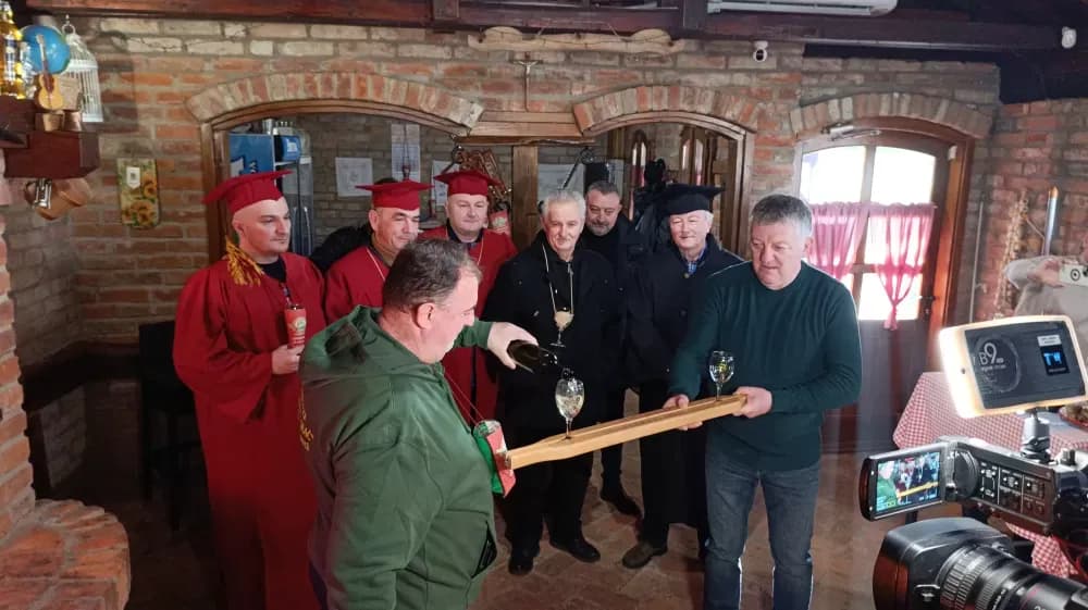 Vinobus Radio Slavonije krenuo na jubilarnu 20. vinsku rutu