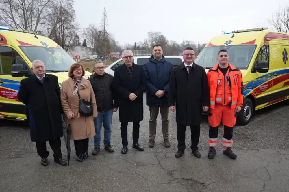 Primopredaja četiri nova vozila za hitnu – snažan iskorak u zdravstvenoj skrbi Brodsko-posavske županije