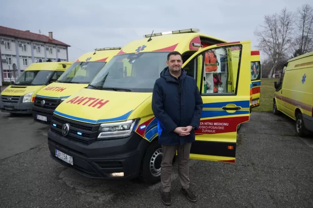 Primopredaja četiri nova vozila za hitnu – snažan iskorak u zdravstvenoj skrbi Brodsko-posavske županije