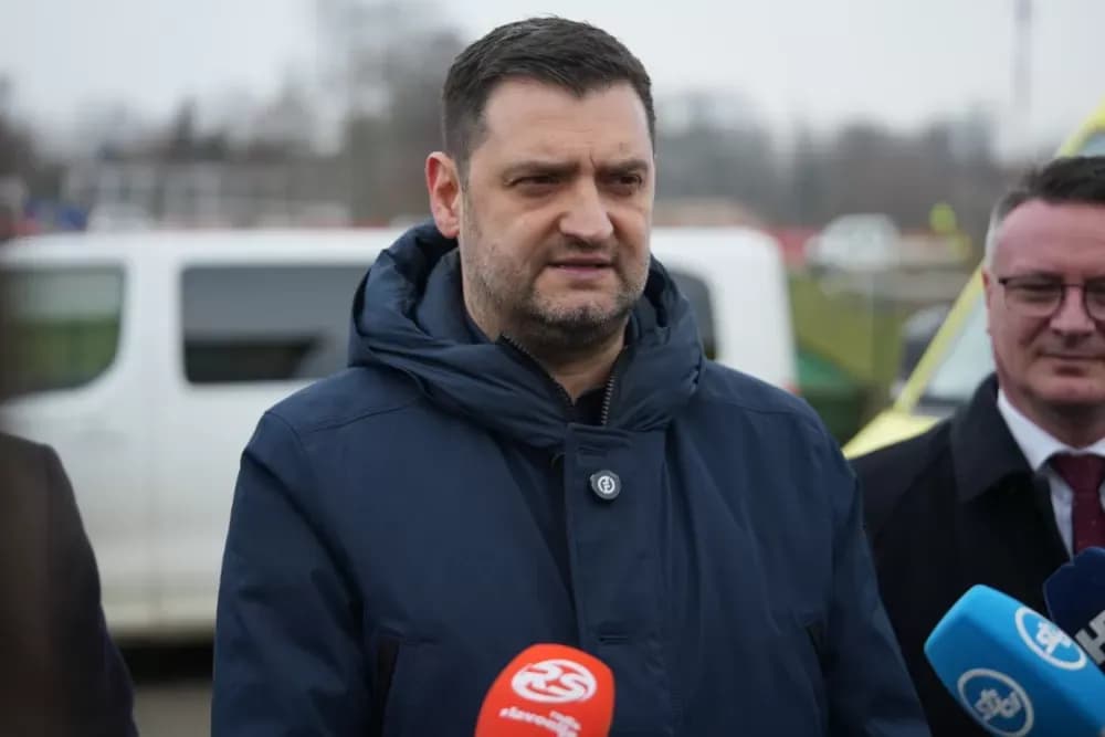 Primopredaja četiri nova vozila za hitnu – snažan iskorak u zdravstvenoj skrbi Brodsko-posavske županije