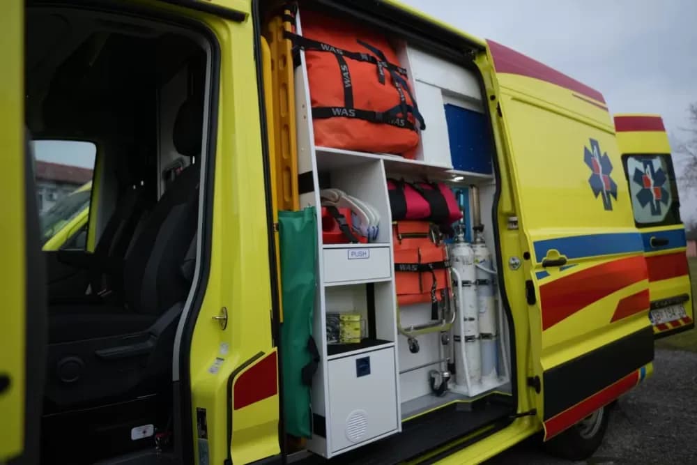 Primopredaja četiri nova vozila za hitnu – snažan iskorak u zdravstvenoj skrbi Brodsko-posavske županije