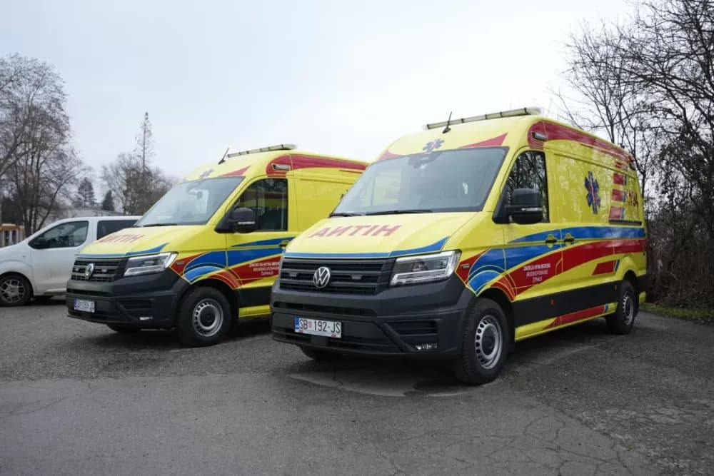 Primopredaja četiri nova vozila za hitnu – snažan iskorak u zdravstvenoj skrbi Brodsko-posavske županije