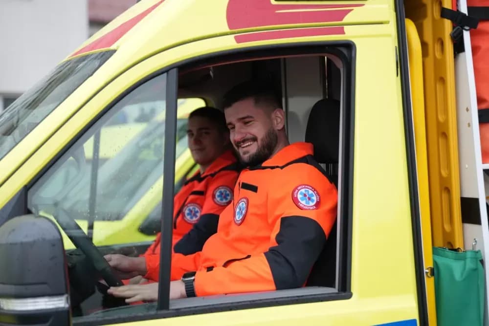 Primopredaja četiri nova vozila za hitnu – snažan iskorak u zdravstvenoj skrbi Brodsko-posavske županije