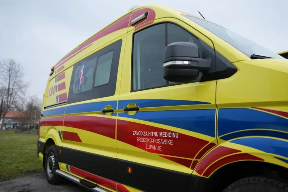 Primopredaja četiri nova vozila za hitnu – snažan iskorak u zdravstvenoj skrbi Brodsko-posavske županije