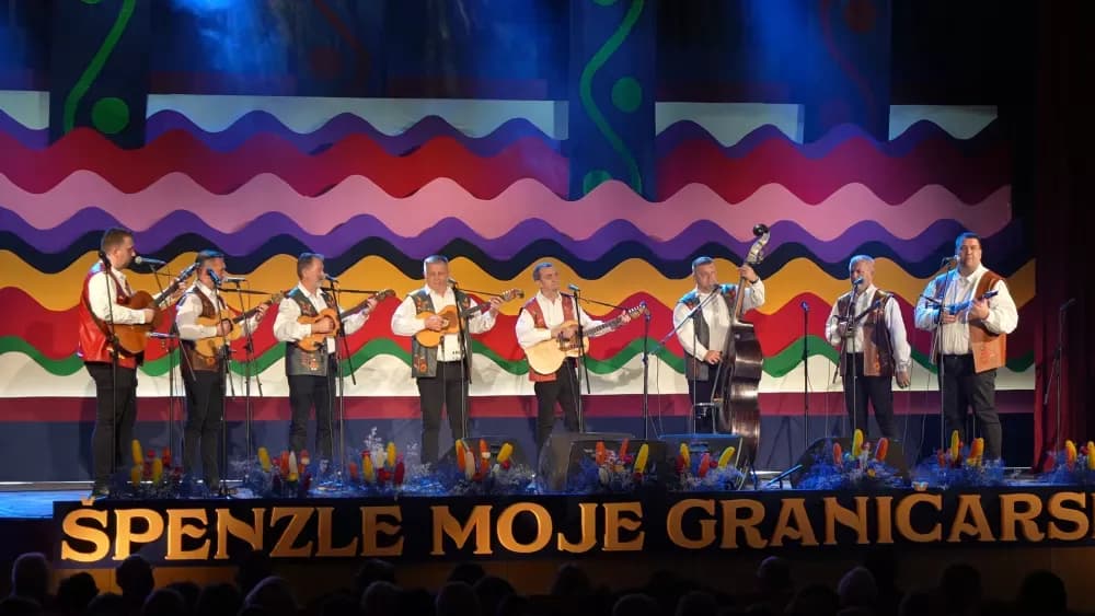Tamburaši Satir i Berde nastupili na festivalu Šokačke pisme