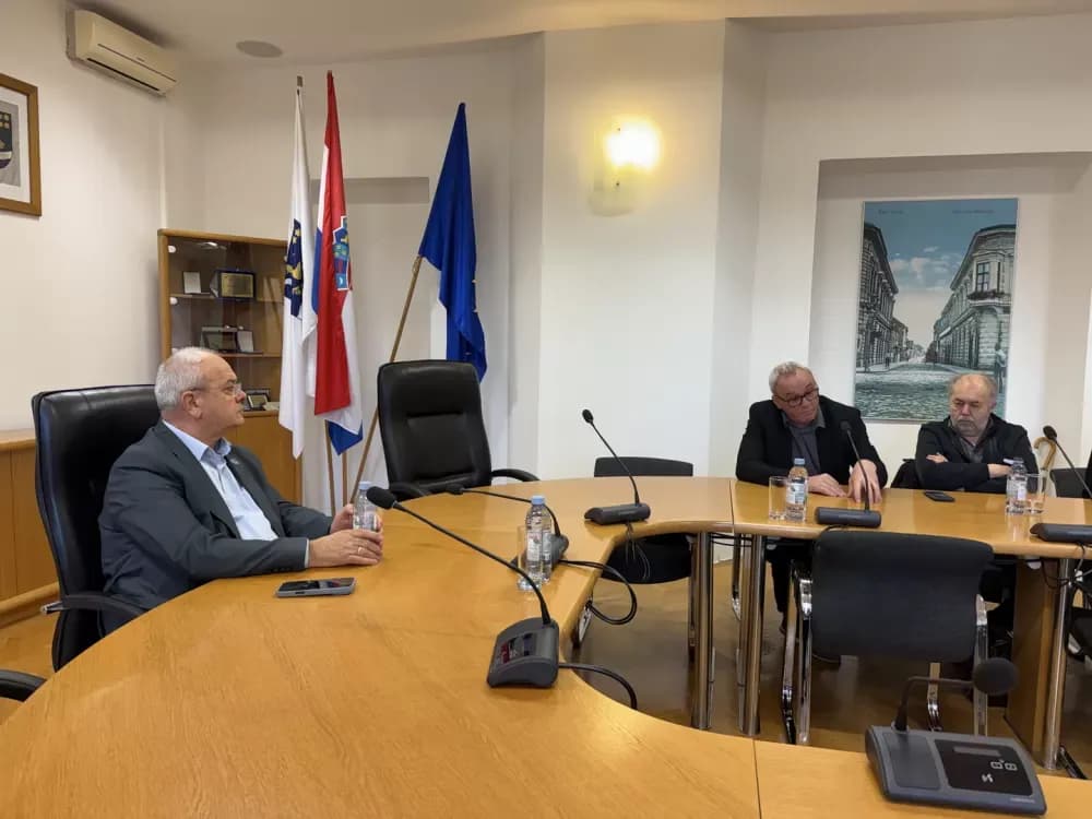 Održan sastanak predstavnika Grada Slavonskog Broda i Hrvatskog novinarskog društva