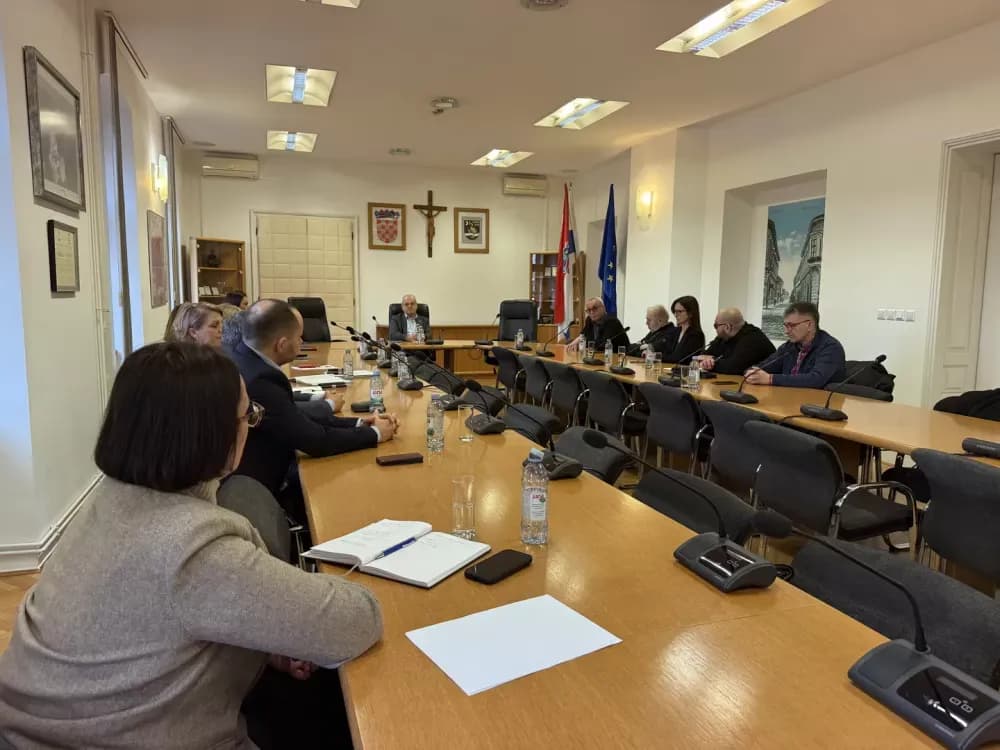 Održan sastanak predstavnika Grada Slavonskog Broda i Hrvatskog novinarskog društva
