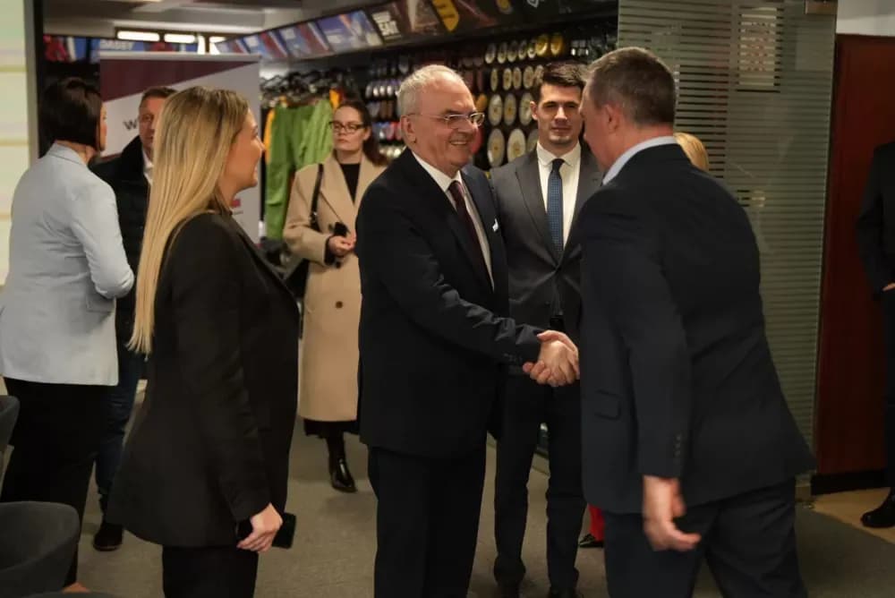 Kosovo nudi prilike, Sl. Brod odgovara suradnjom