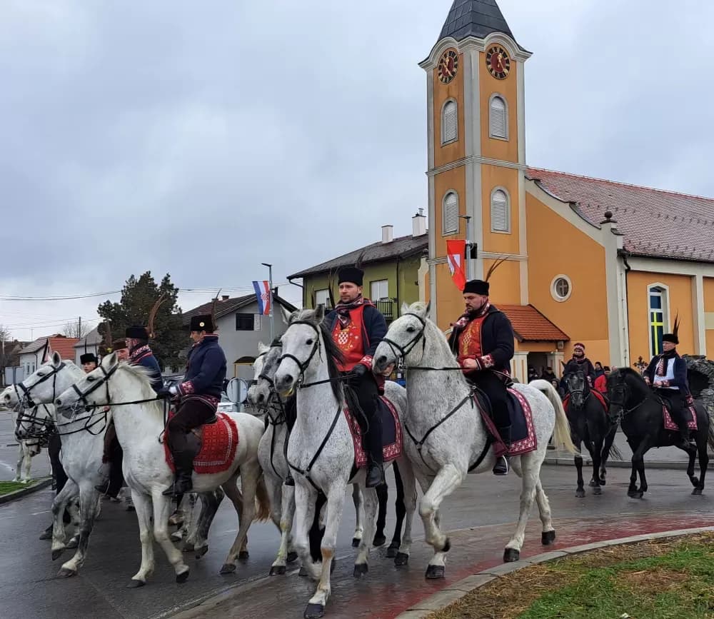 20. POKLADNO JAHANJE U RUŠČICI - Više od 50 pokladnih konjanika projahalo ruščičkim šorovima