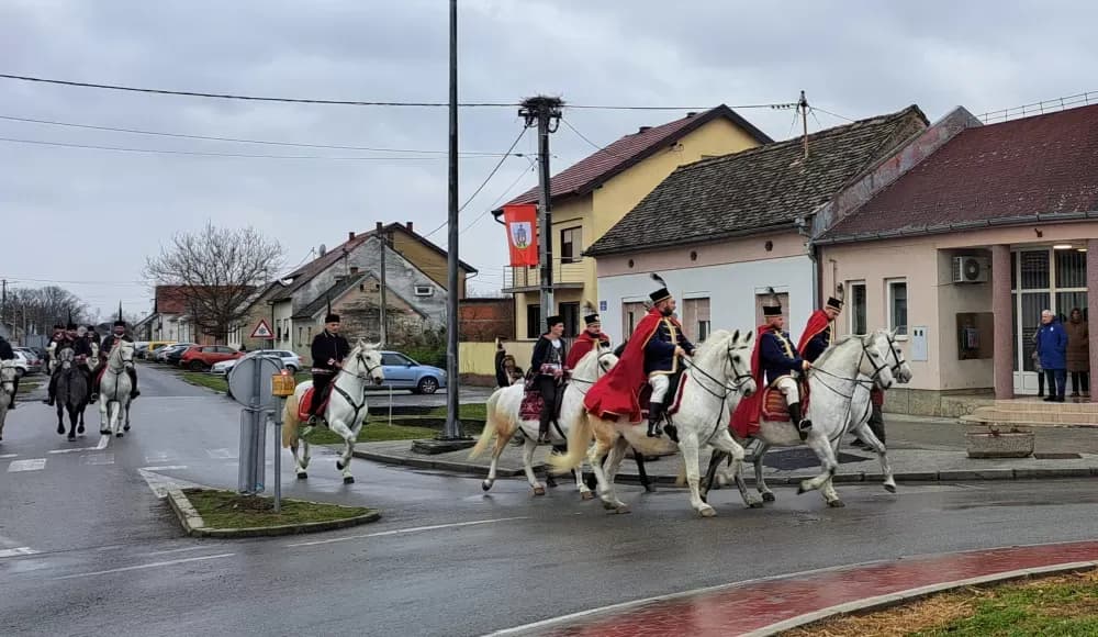 20. POKLADNO JAHANJE U RUŠČICI - Više od 50 pokladnih konjanika projahalo ruščičkim šorovima