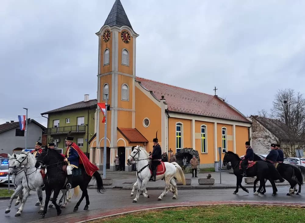 20. POKLADNO JAHANJE U RUŠČICI - Više od 50 pokladnih konjanika projahalo ruščičkim šorovima