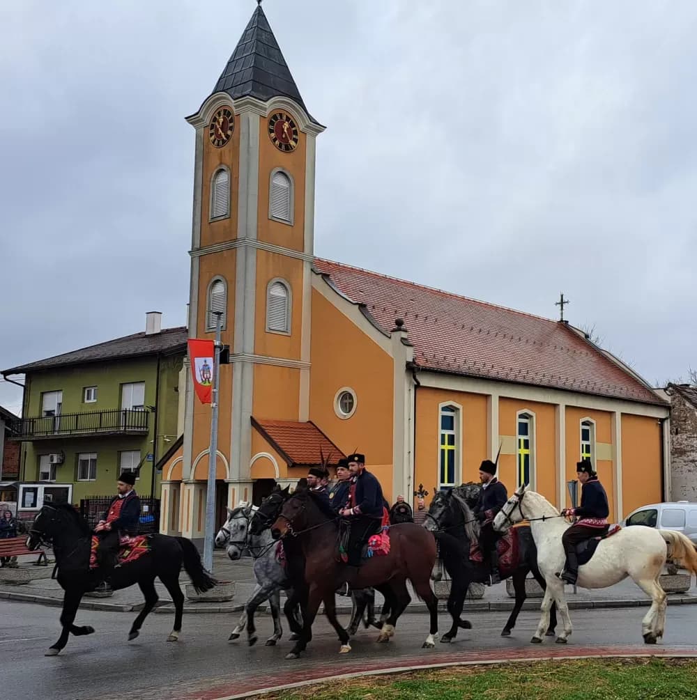 20. POKLADNO JAHANJE U RUŠČICI - Više od 50 pokladnih konjanika projahalo ruščičkim šorovima