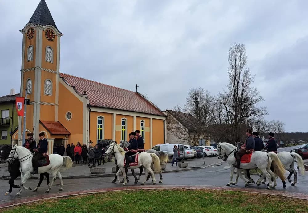 20. POKLADNO JAHANJE U RUŠČICI - Više od 50 pokladnih konjanika projahalo ruščičkim šorovima