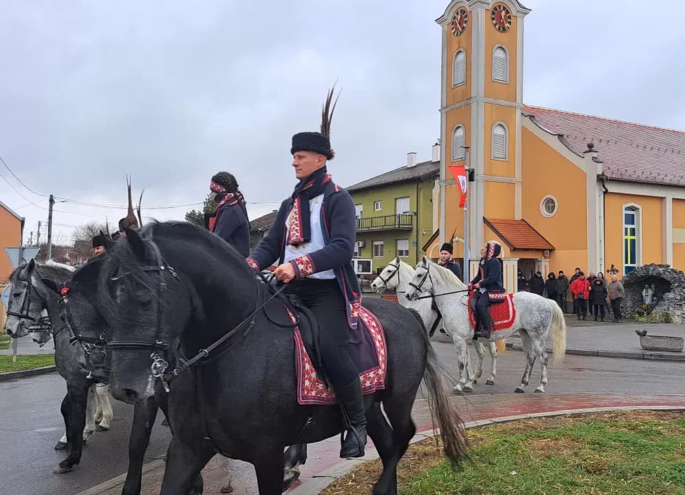 20. POKLADNO JAHANJE U RUŠČICI - Više od 50 pokladnih konjanika projahalo ruščičkim šorovima
