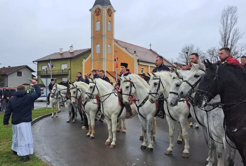 20. POKLADNO JAHANJE U RUŠČICI - Više od 50 pokladnih konjanika projahalo ruščičkim šorovima
