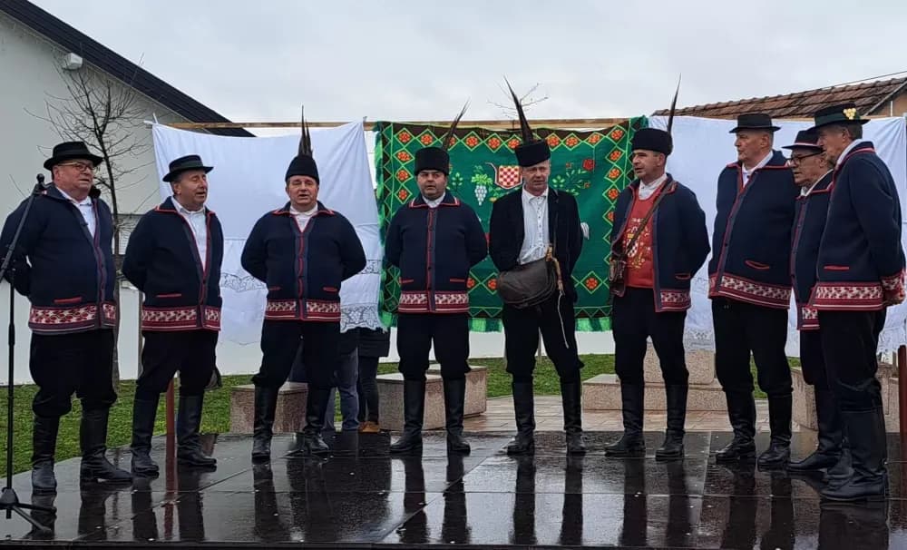 20. POKLADNO JAHANJE U RUŠČICI - Više od 50 pokladnih konjanika projahalo ruščičkim šorovima