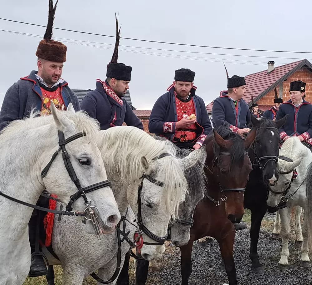 20. POKLADNO JAHANJE U RUŠČICI - Više od 50 pokladnih konjanika projahalo ruščičkim šorovima