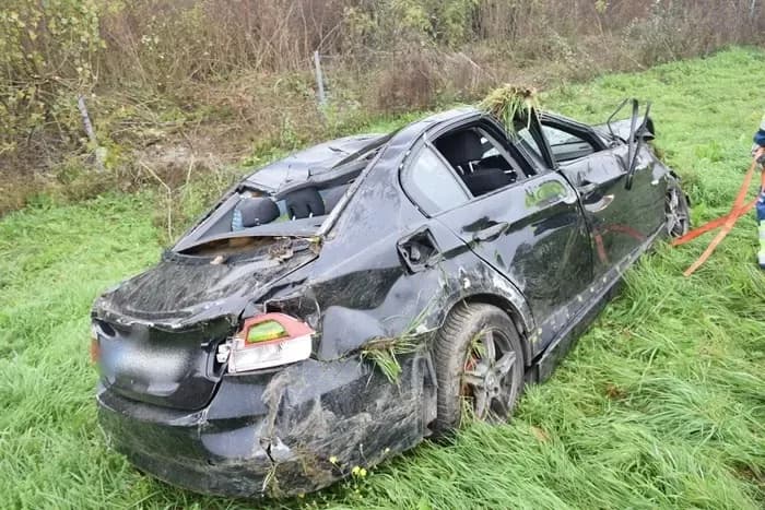 Još jedna alkoholna nesreća: Zavoj, brzina i 1,46 promila doveli do prevrtanja vozila