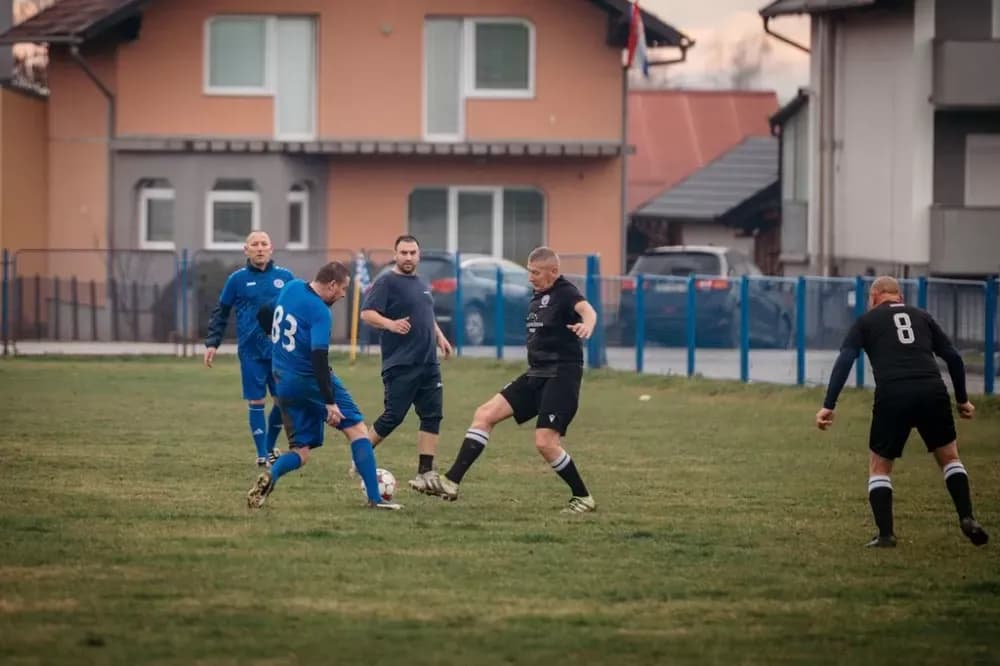 Nastavljena tradicija nogometnih susreta veterana Općine Sibinj i veterana NK Trilj