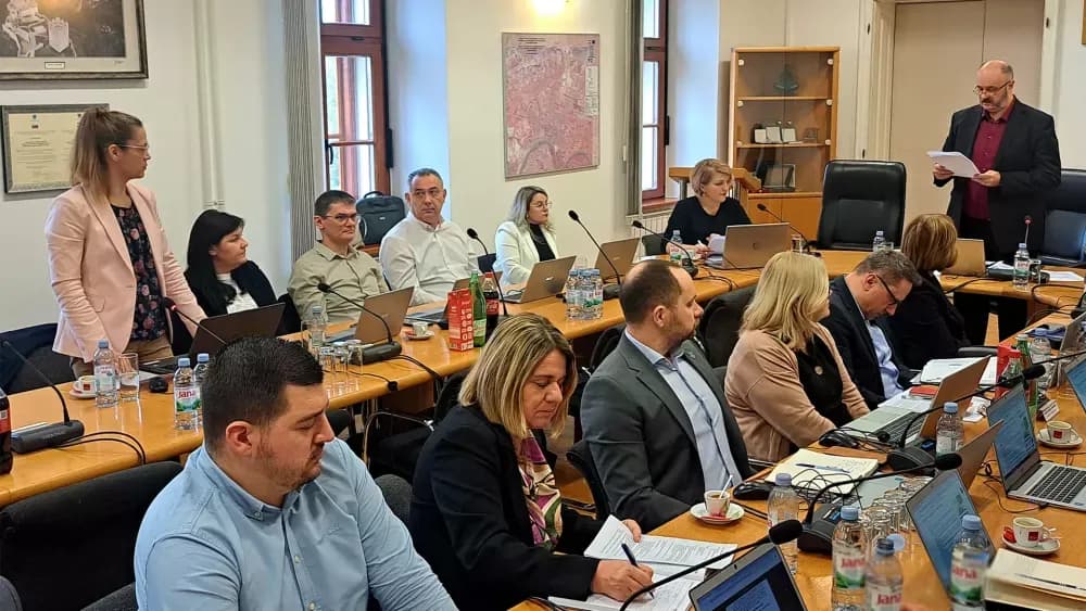 Gradski vijećnici upozorili: Slavonski Brod je zapušten i prljav, prijete udarne rupe, zrak sve zagađeniji...