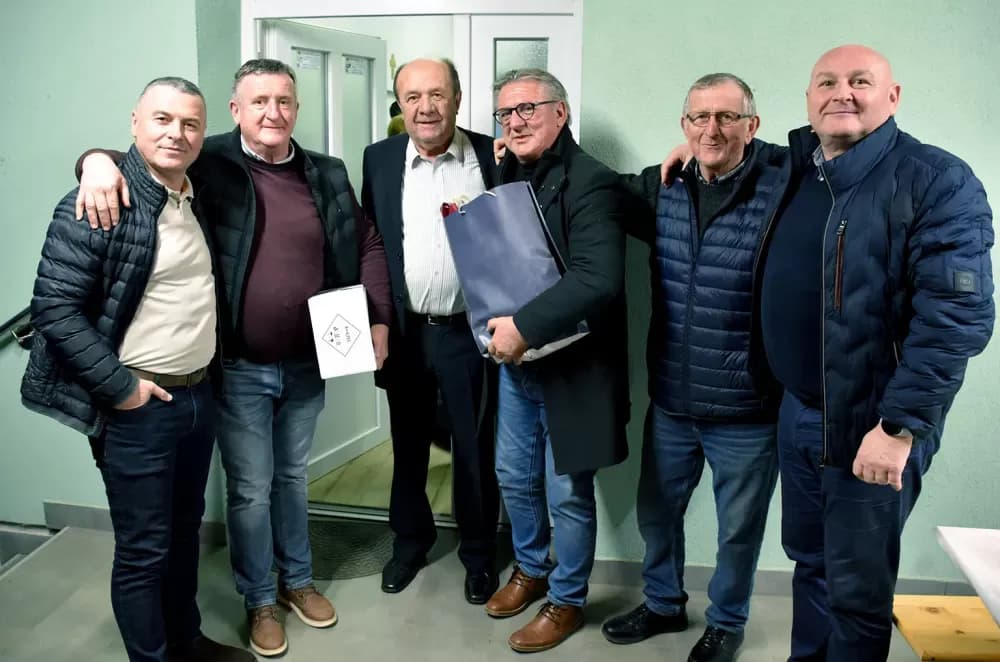 Bivši državni inspektor cestovnog prometa Mata Benakić proslavio 75.rođendan - pjevali mu Đenka, Štef i Satir