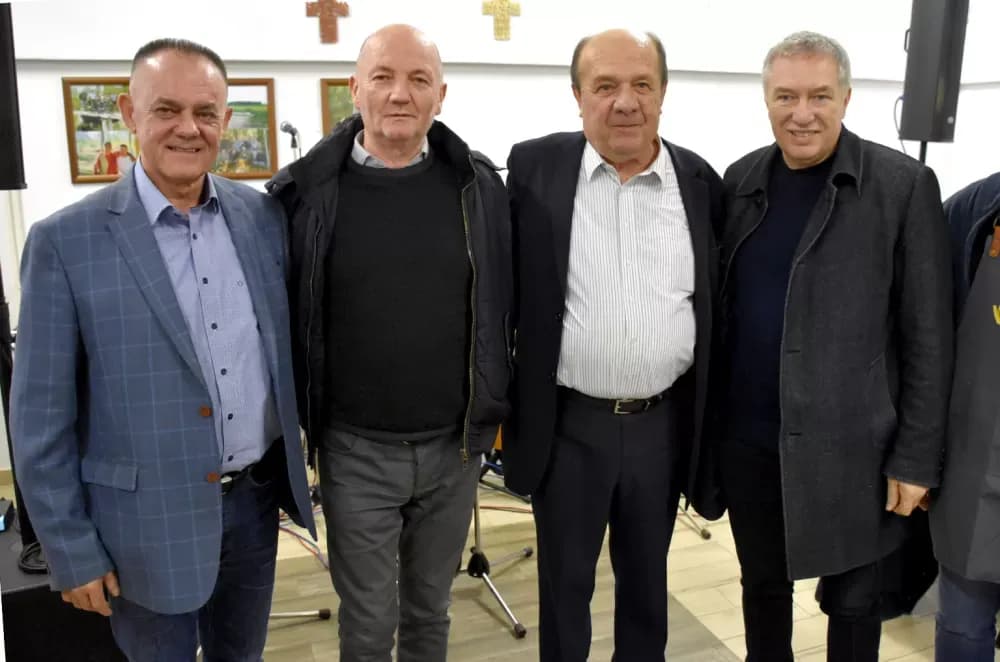 Bivši državni inspektor cestovnog prometa Mata Benakić proslavio 75.rođendan - pjevali mu Đenka, Štef i Satir