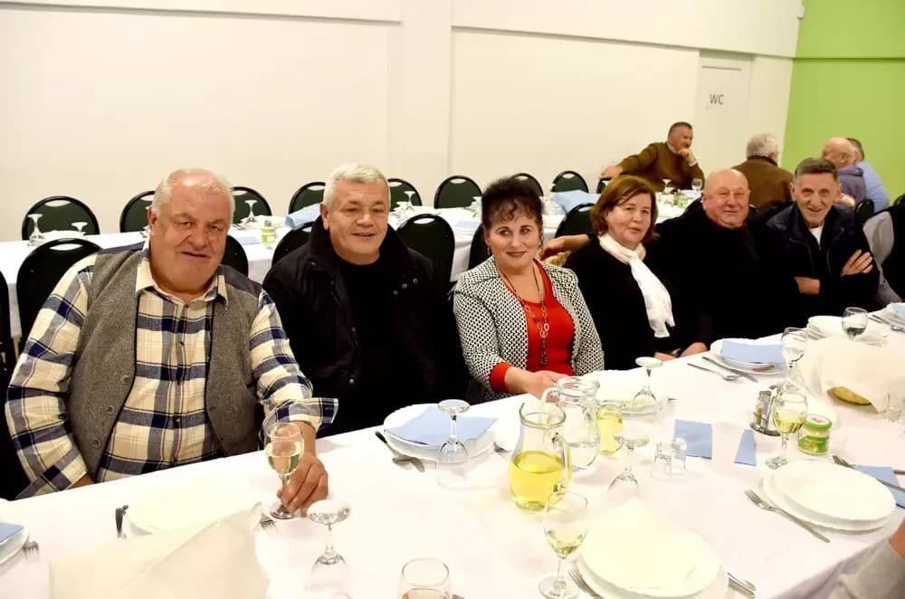 Bivši državni inspektor cestovnog prometa Mata Benakić proslavio 75.rođendan - pjevali mu Đenka, Štef i Satir