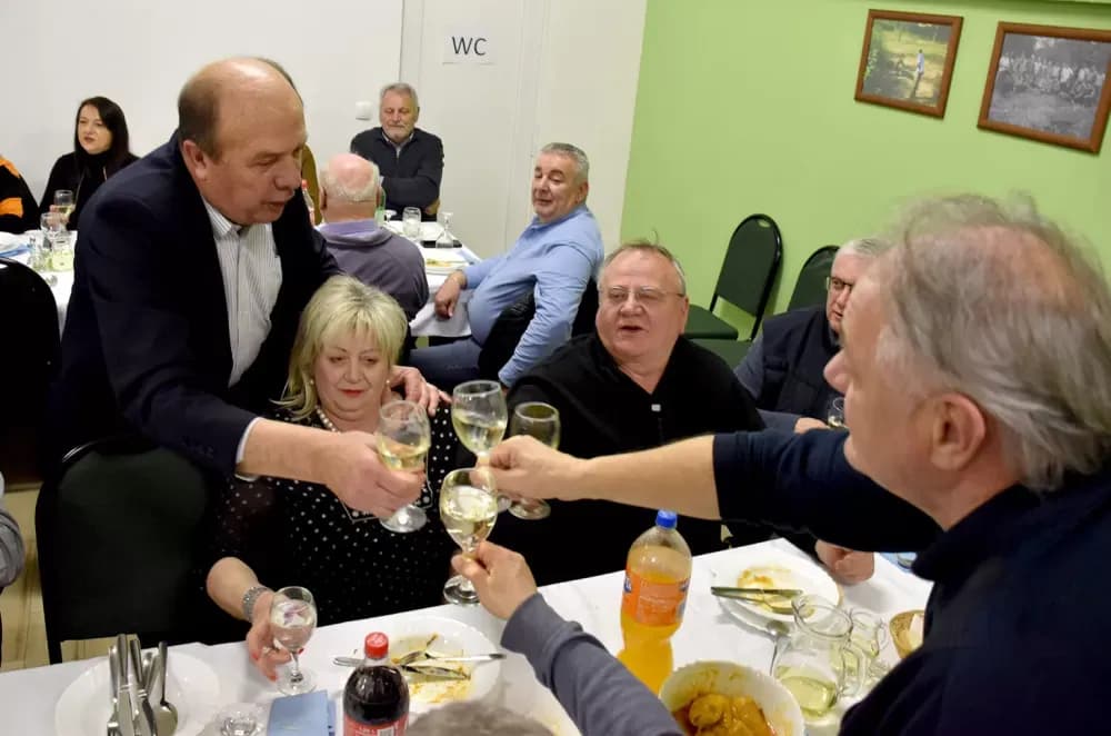 Bivši državni inspektor cestovnog prometa Mata Benakić proslavio 75.rođendan - pjevali mu Đenka, Štef i Satir