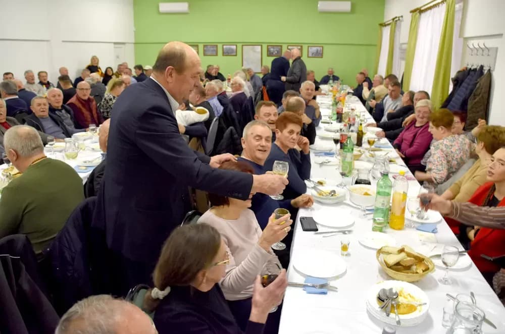Bivši državni inspektor cestovnog prometa Mata Benakić proslavio 75.rođendan - pjevali mu Đenka, Štef i Satir