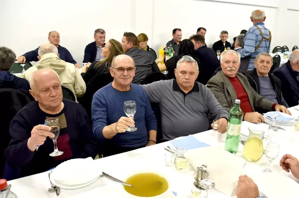 Bivši državni inspektor cestovnog prometa Mata Benakić proslavio 75.rođendan - pjevali mu Đenka, Štef i Satir