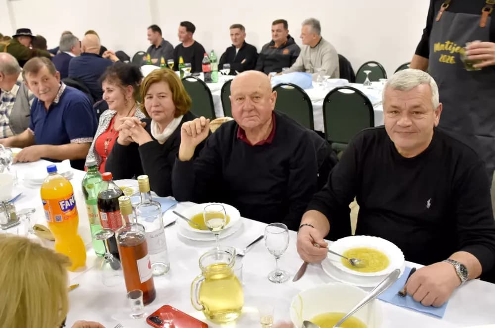 Bivši državni inspektor cestovnog prometa Mata Benakić proslavio 75.rođendan - pjevali mu Đenka, Štef i Satir