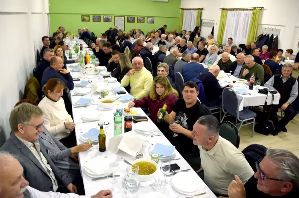 Bivši državni inspektor cestovnog prometa Mata Benakić proslavio 75.rođendan - pjevali mu Đenka, Štef i Satir