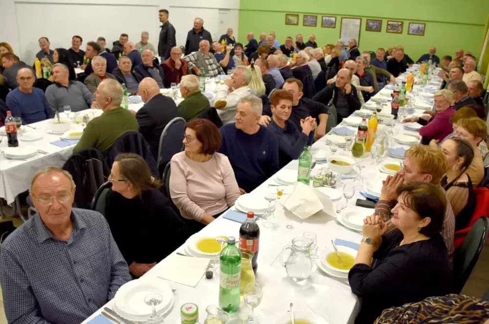 Bivši državni inspektor cestovnog prometa Mata Benakić proslavio 75.rođendan - pjevali mu Đenka, Štef i Satir