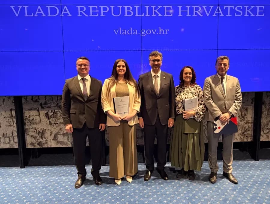 Više od 2 milijuna eura za škole u Brodskom Stupniku i Novoj Gradiški: Župan Marušić potpisao nove ugovore