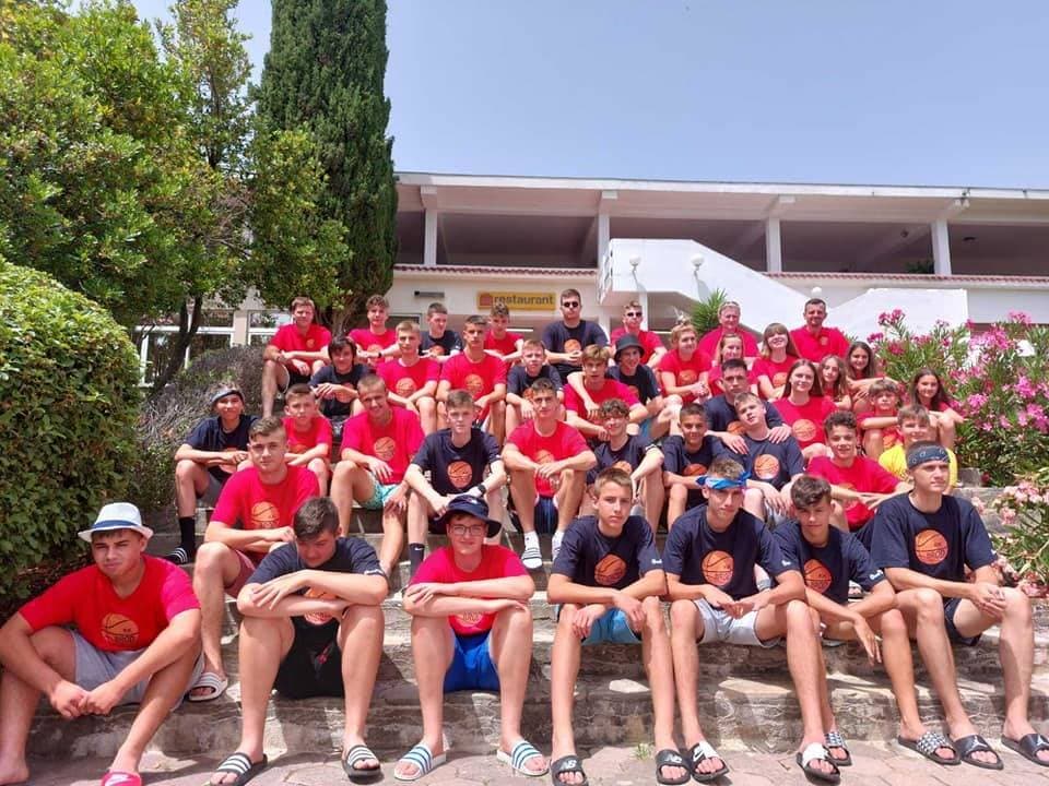 CVIJET KARANFILA I RASPJEVANA GLORIA: Više od 120 gostiju na proslavi Dana žena