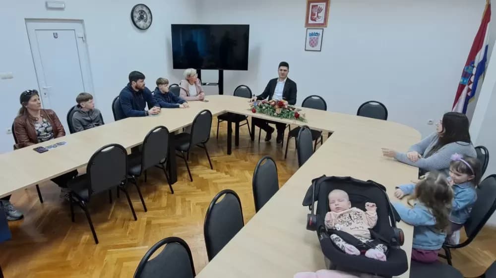 Načelnik Daniel Grgić primio mlade obitelji i sportaše: ʼDjeca su naša budućnost i najveće bogatstvoʼ