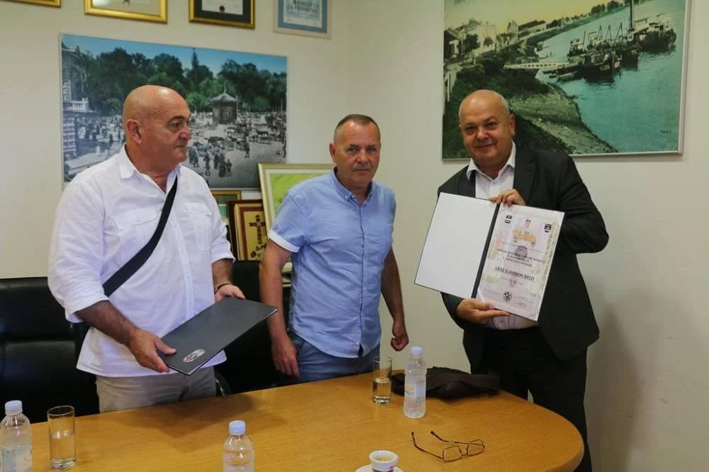 Masovni prosvjed u Kutjevu: Građani i gradonačelnik zajedno protiv kompostane
