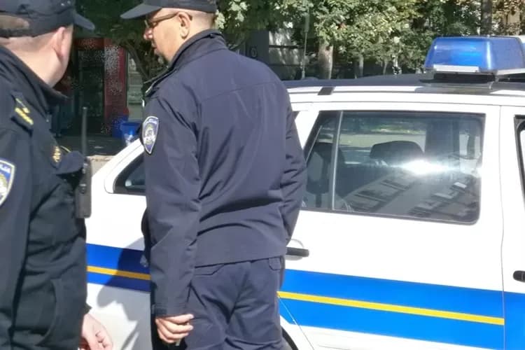 Maloljetnica upravljala vozilom prije stjecanja prava, prouzrokovala prometnu nesreću u kojoj je teško ozlijeđen putnik