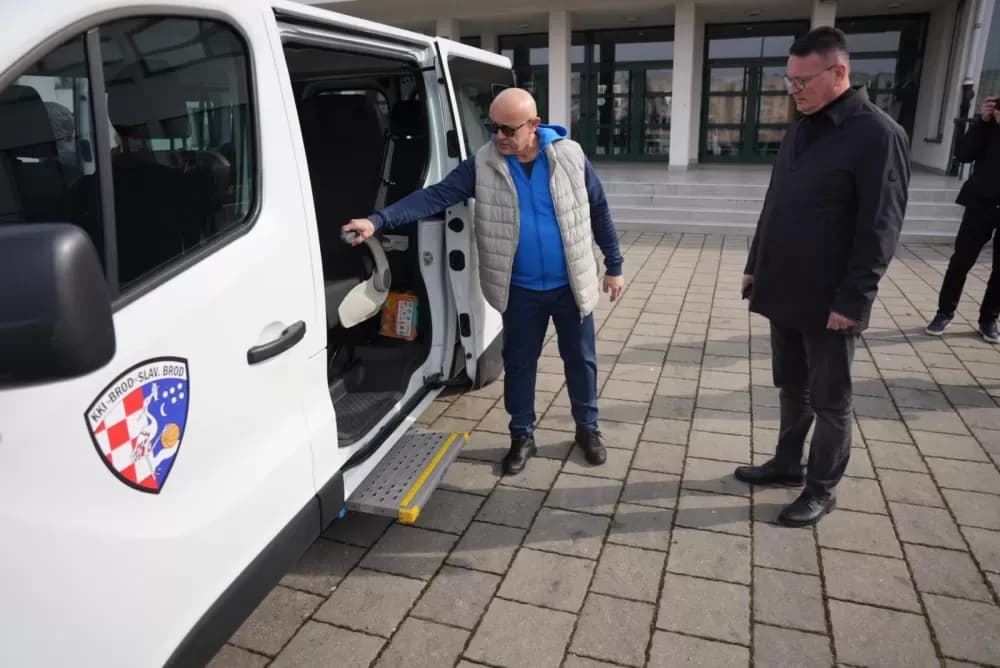 Novi vjetar u leđa za brodske sportaše: Županija donirala specijalizirani kombi Košarkaškom klubu invalida Brod