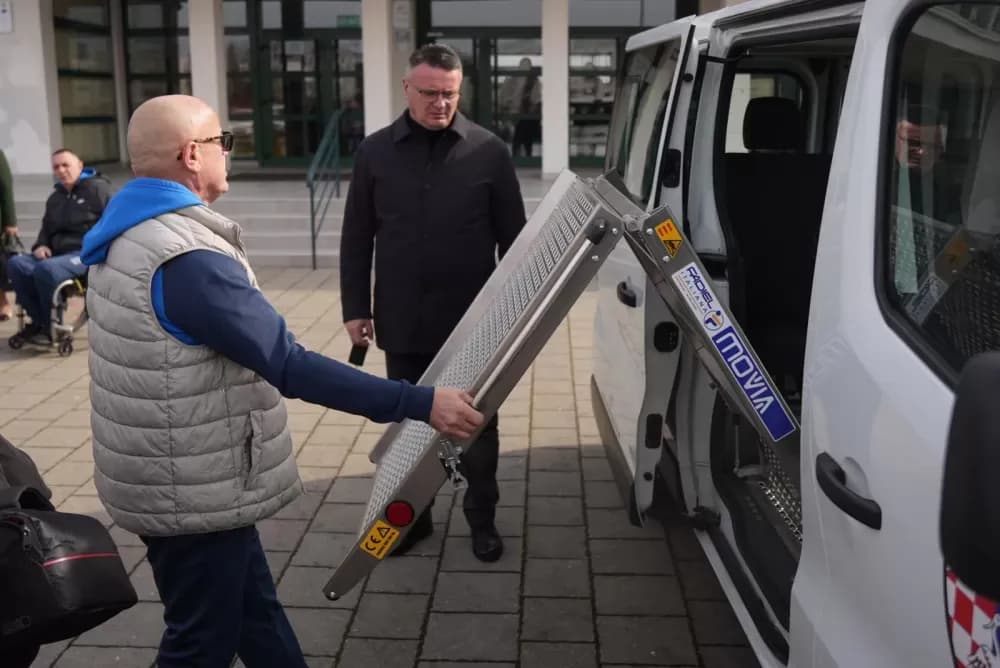 Novi vjetar u leđa za brodske sportaše: Županija donirala specijalizirani kombi Košarkaškom klubu invalida Brod