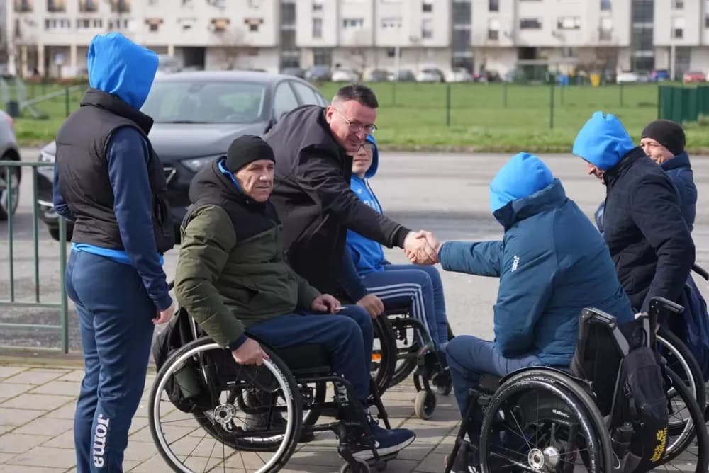 Novi vjetar u leđa za brodske sportaše: Županija donirala specijalizirani kombi Košarkaškom klubu invalida Brod