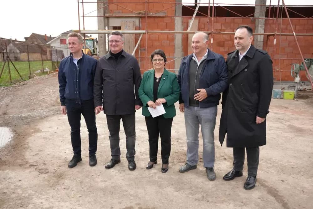 Župan Danijel Marušić na terenu u Sikirevcima: Dvorana napreduje brže od očekivanog
