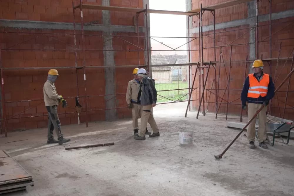 Župan Danijel Marušić na terenu u Sikirevcima: Dvorana napreduje brže od očekivanog