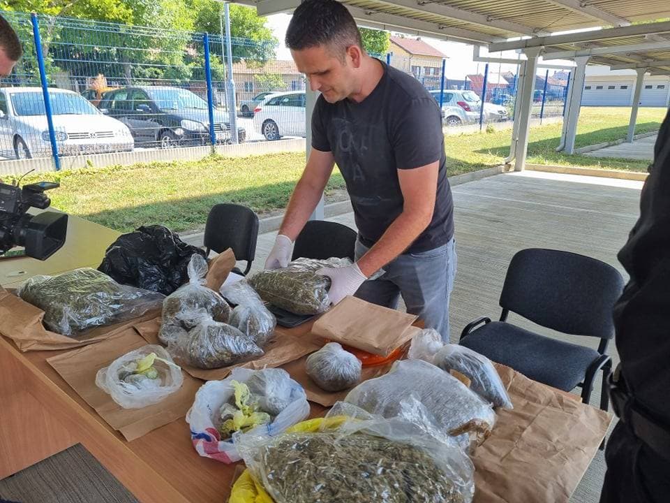 Pčelari udruge Zlatna dolina darivali med korisnicima požeškog Doma za starije osobe