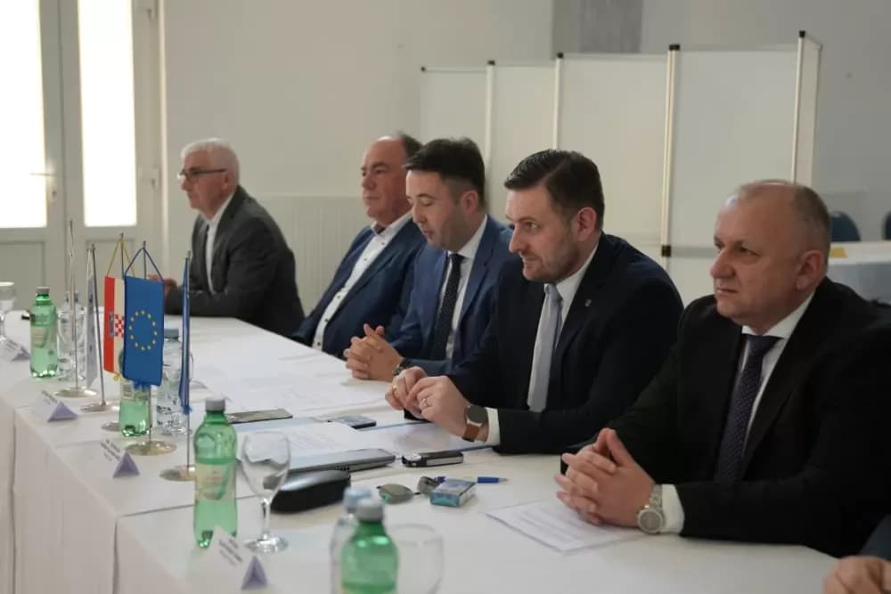 Slavonski Šamac okupio vodeće gospodarstvenike: Održana sjednica Gospodarskog vijeća uz fokus na razvoj i investicije