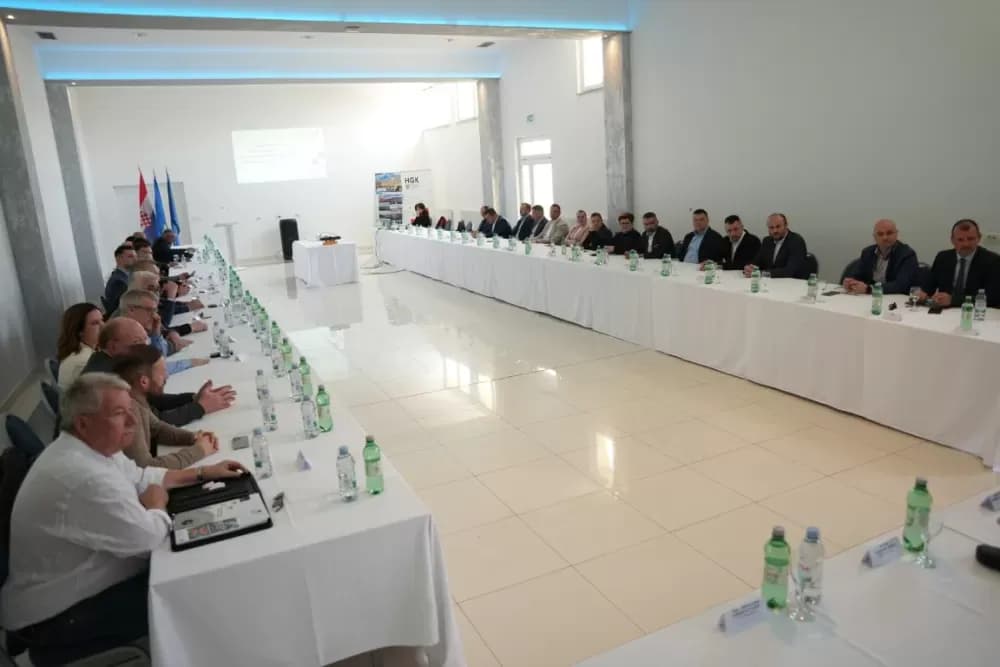 Slavonski Šamac okupio vodeće gospodarstvenike: Održana sjednica Gospodarskog vijeća uz fokus na razvoj i investicije