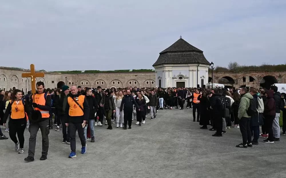 Više od 1500 mladih hodalo za Kristovim križem od Slavonskog Broda do Dragotine