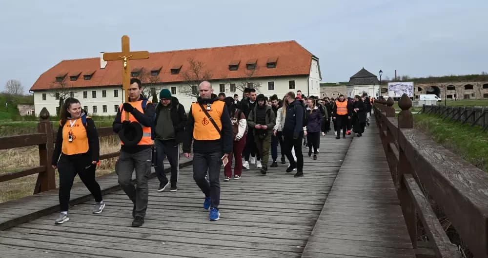 Više od 1500 mladih hodalo za Kristovim križem od Slavonskog Broda do Dragotine