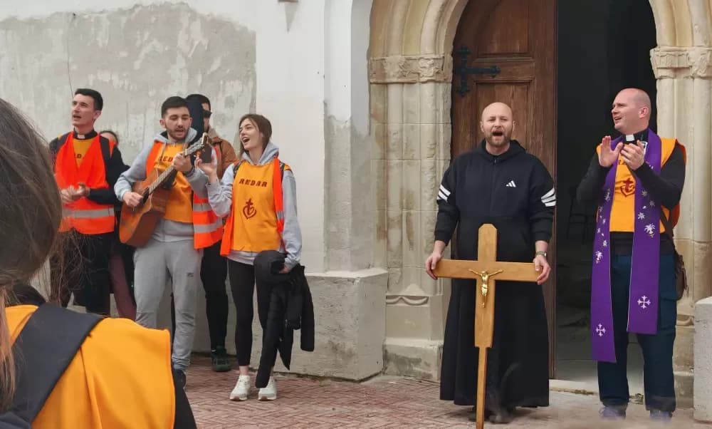 Više od 1500 mladih hodalo za Kristovim križem od Slavonskog Broda do Dragotine